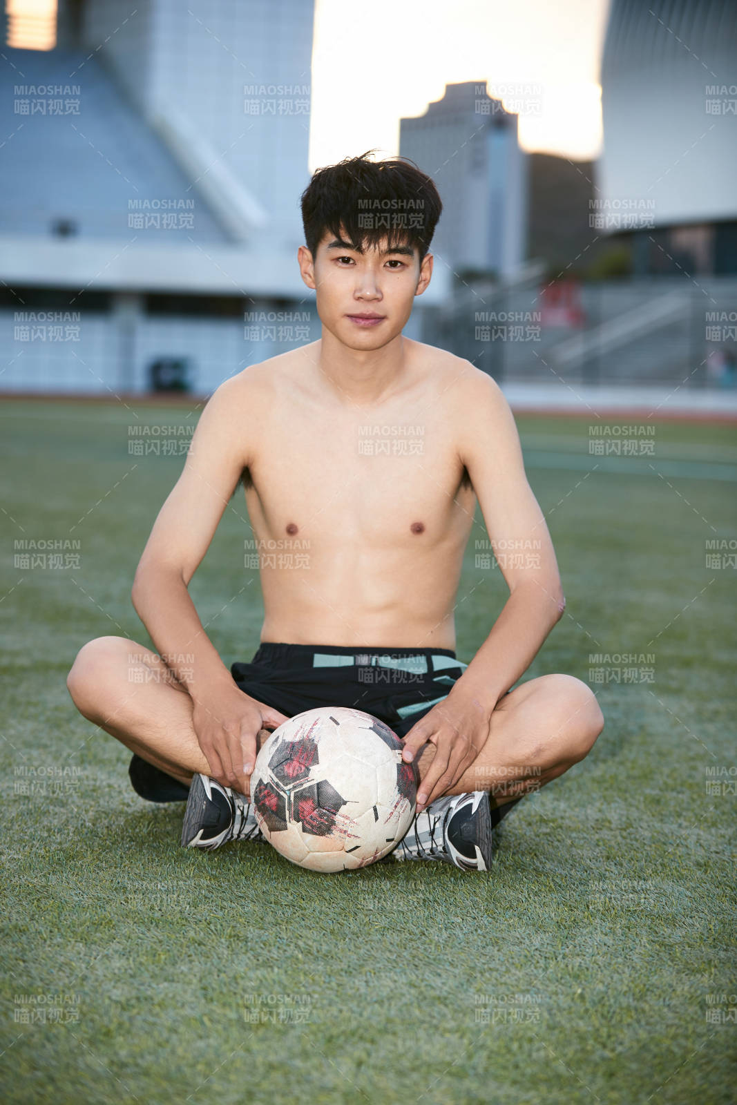 戶外足球場上休息熱身的運動員