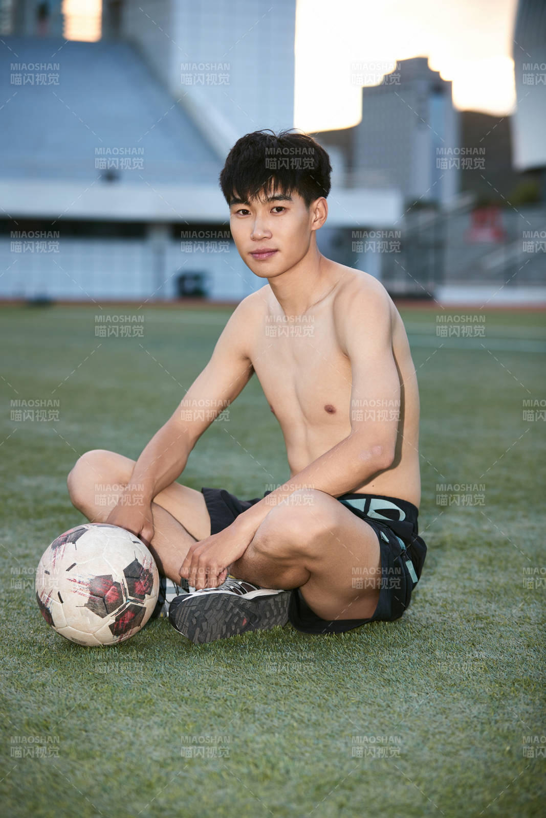 户外足球场上休息热身的运动员