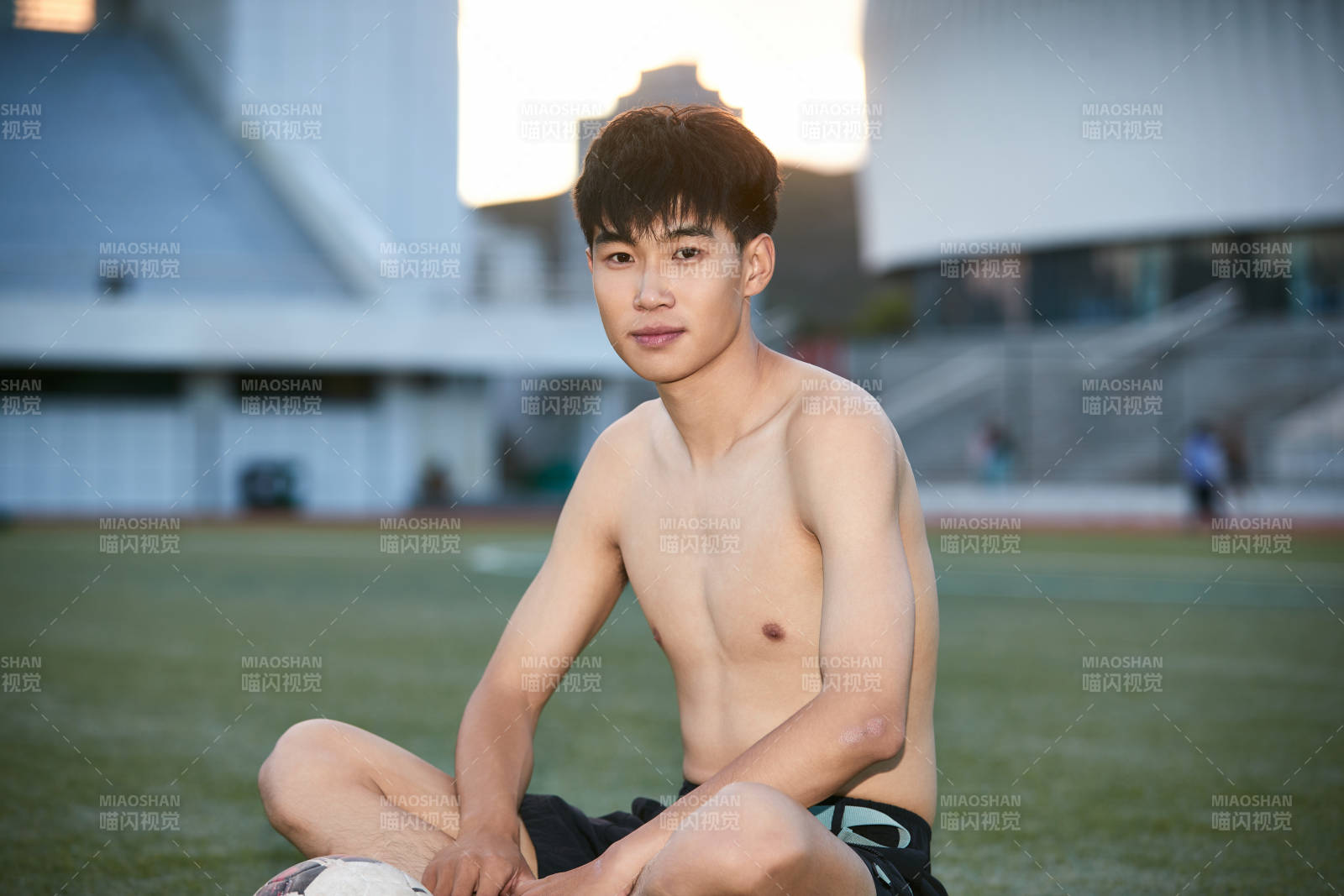 戶外足球場上休息熱身的運動員