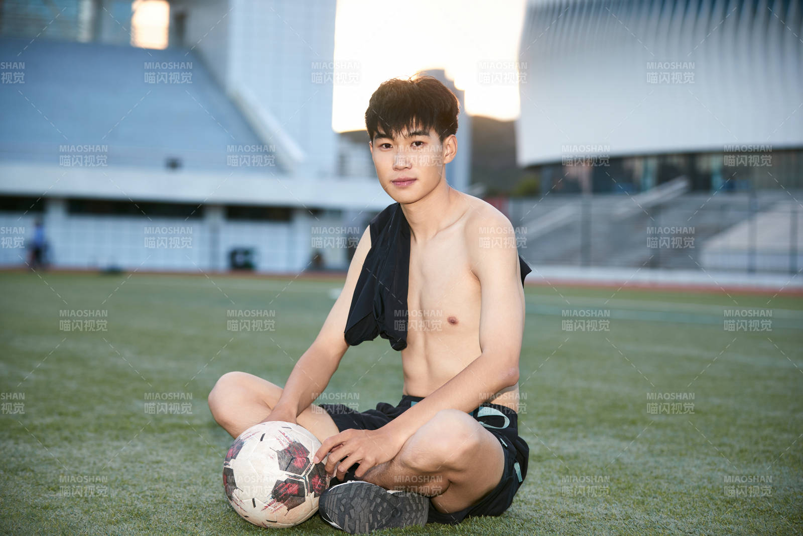 戶外足球場上休息熱身的運動員