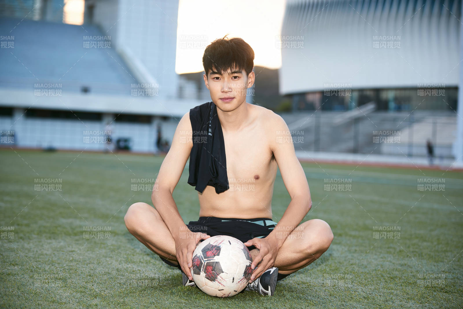 戶外足球場上休息熱身的運動員