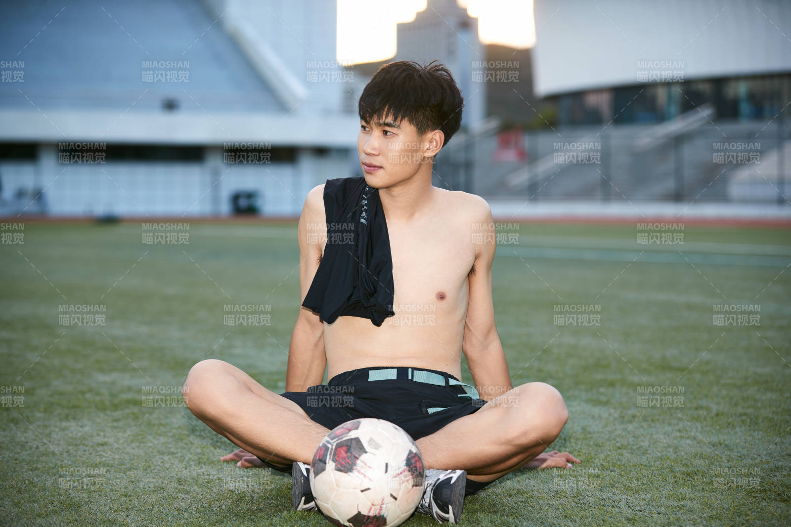 戶外足球場上休息熱身的運動員