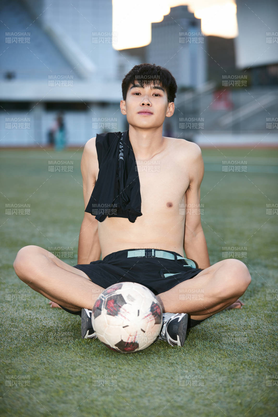 戶外足球場上休息熱身的運動員