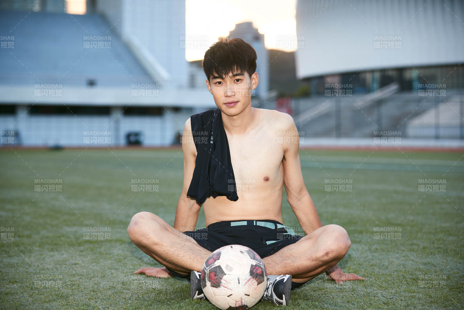 戶外足球場(chǎng)上休息熱身的運(yùn)動(dòng)員