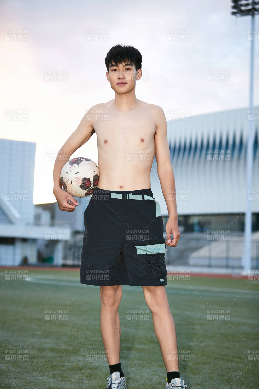 户外足球场上休息热身的运动员