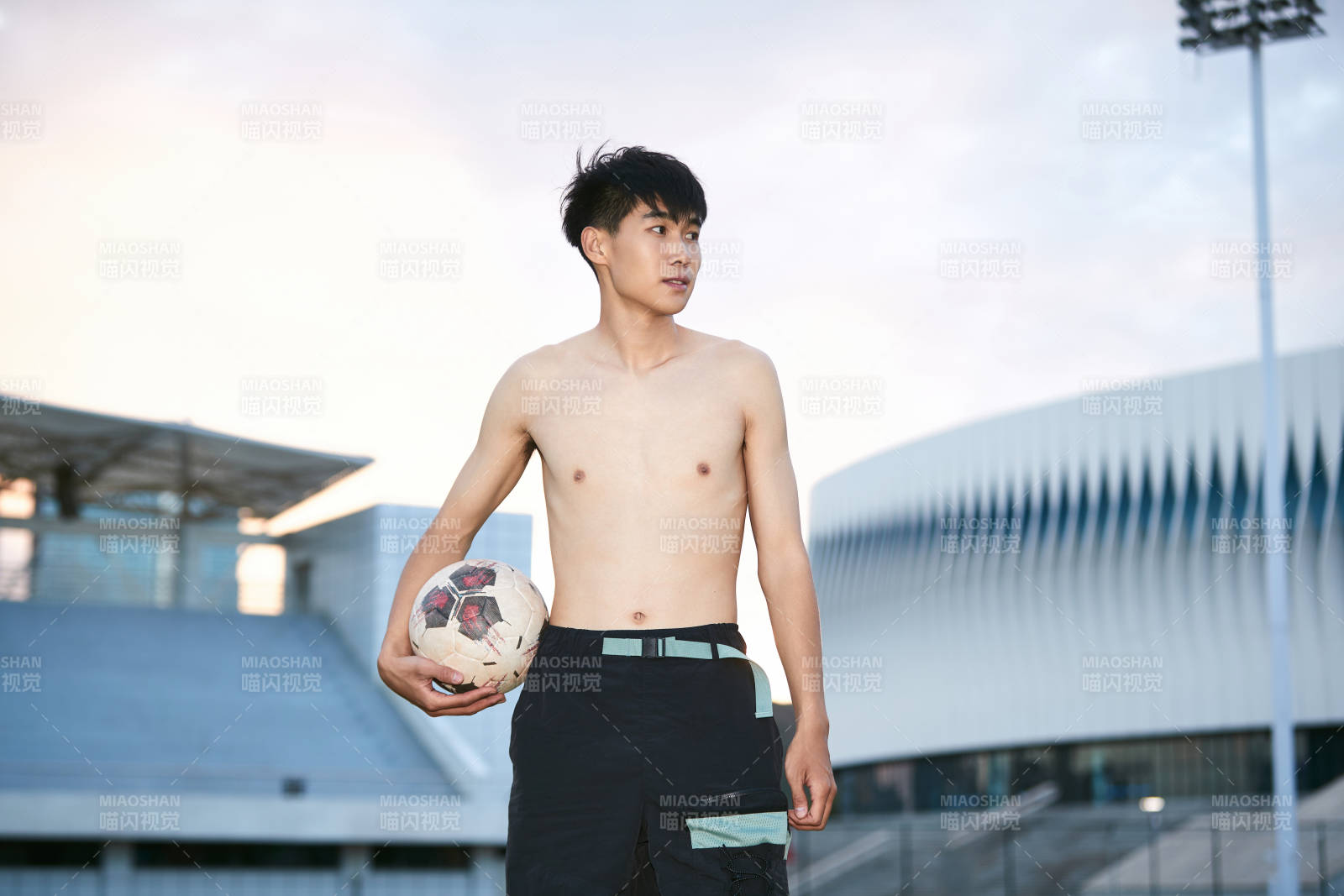 戶外足球場上休息熱身的運(yùn)動(dòng)員