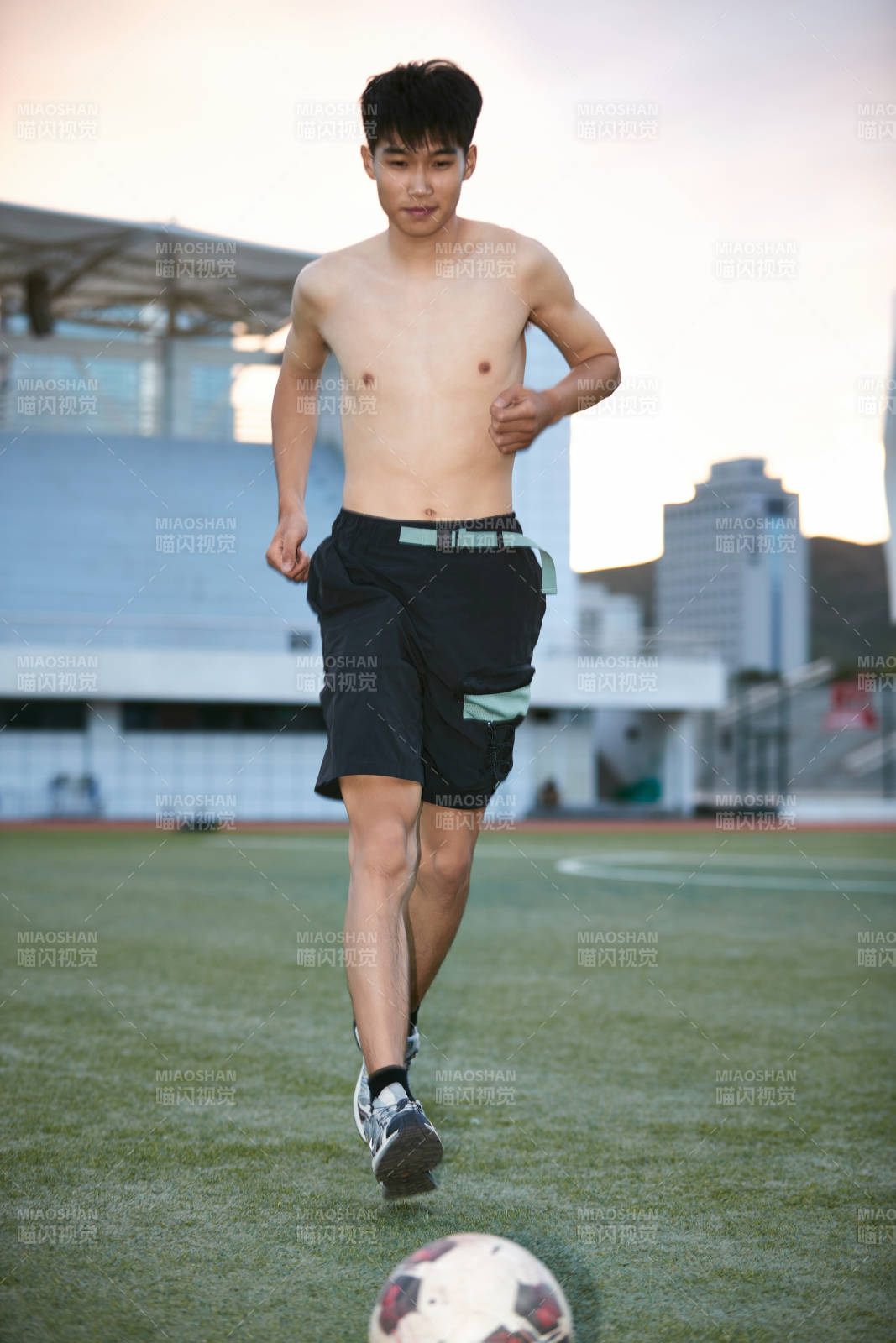 戶外足球場上休息熱身的運動員