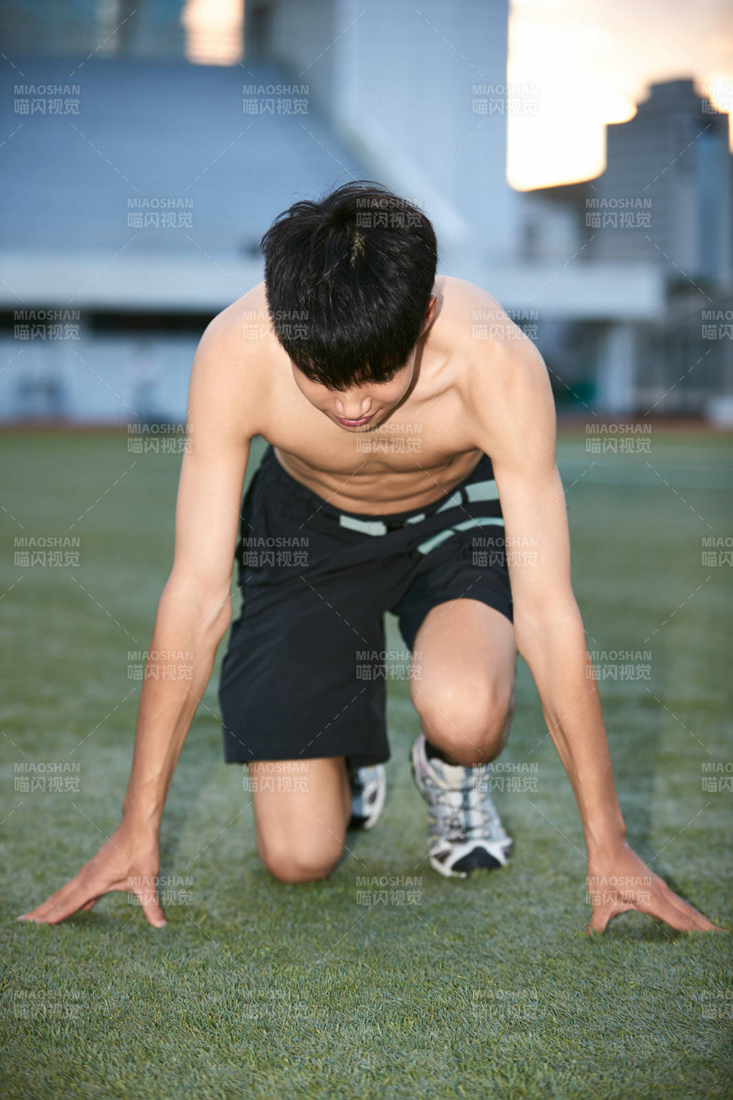 戶外足球場上休息熱身的運動員