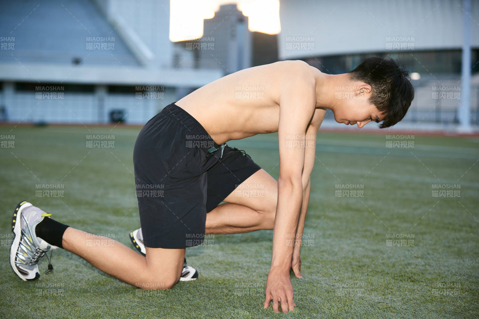 戶外足球場上休息熱身的運動員