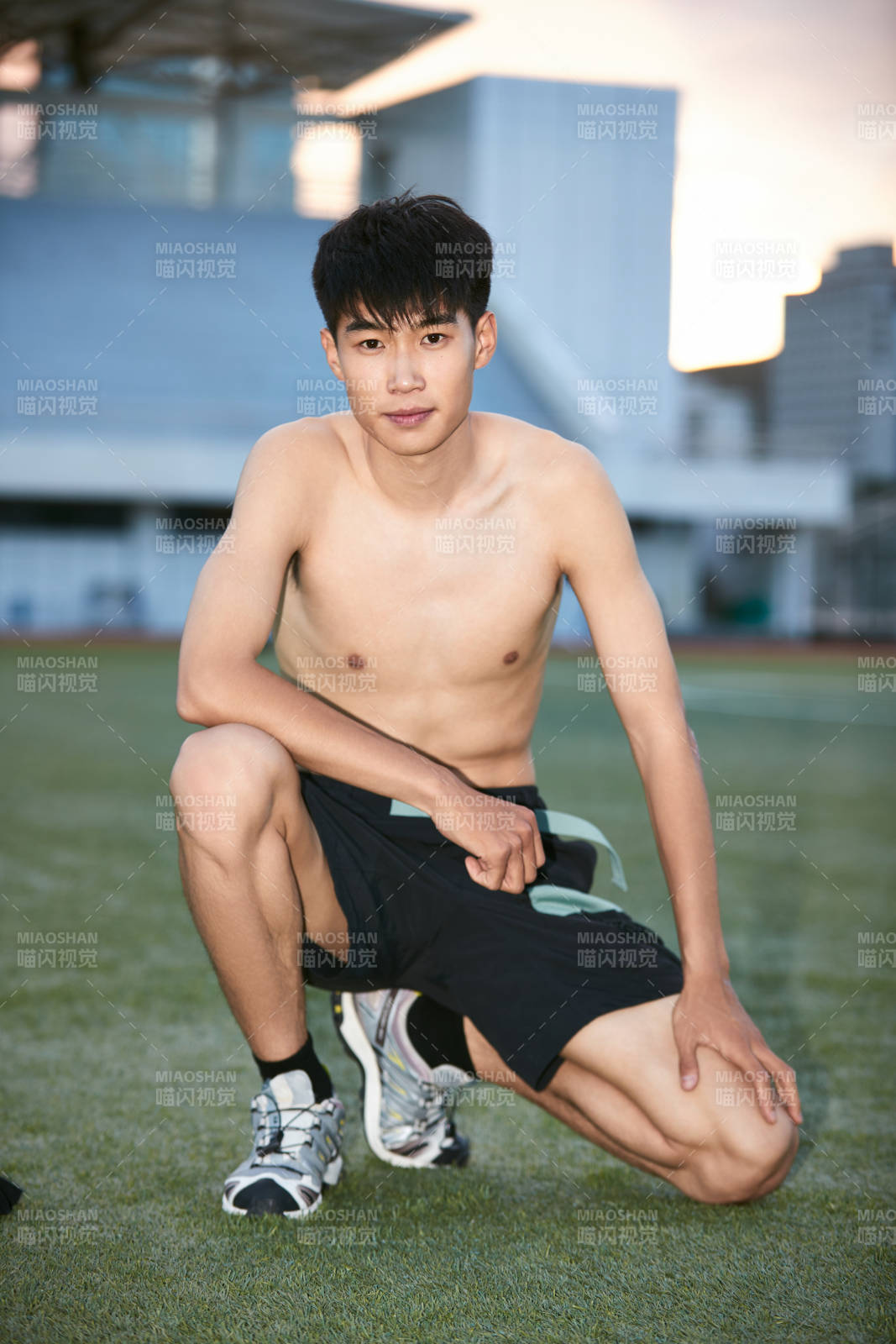 戶外足球場上休息熱身的運動員