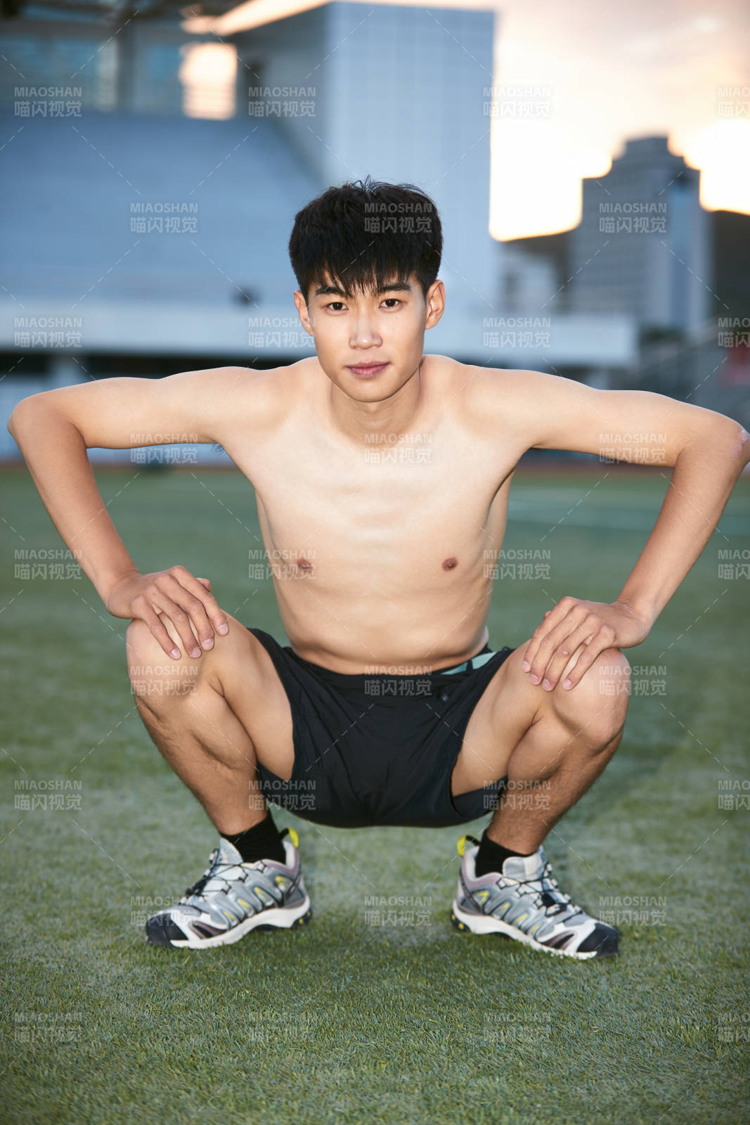 戶(hù)外足球場(chǎng)上休息熱身的運(yùn)動(dòng)員