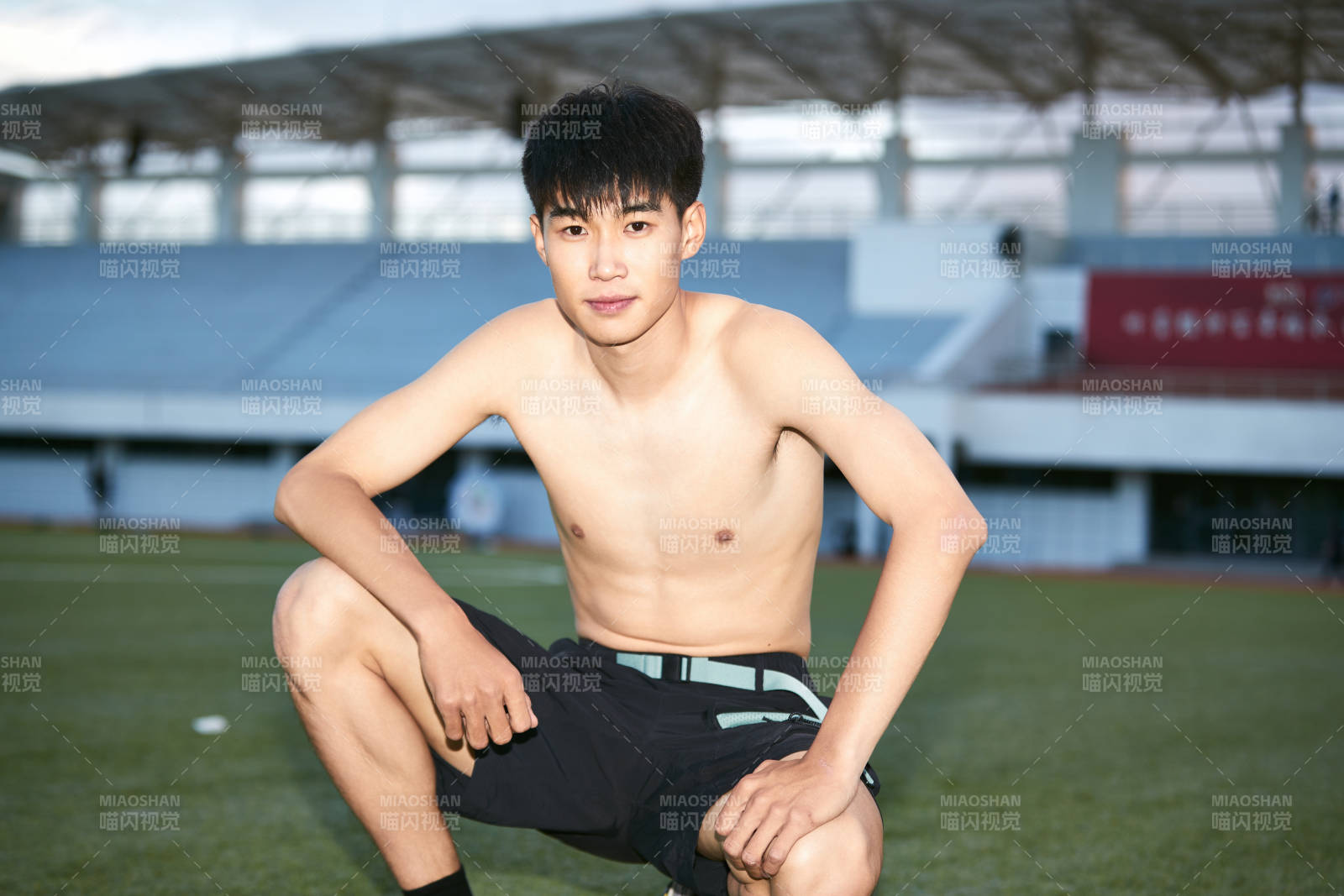 戶外足球場上休息熱身的運動員