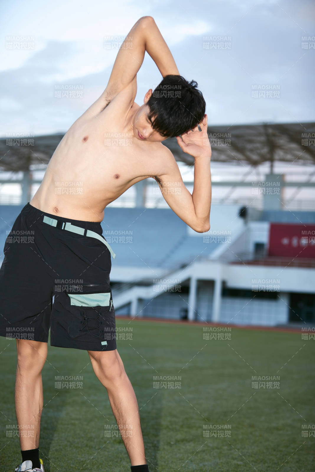 户外足球场上休息热身的运动员