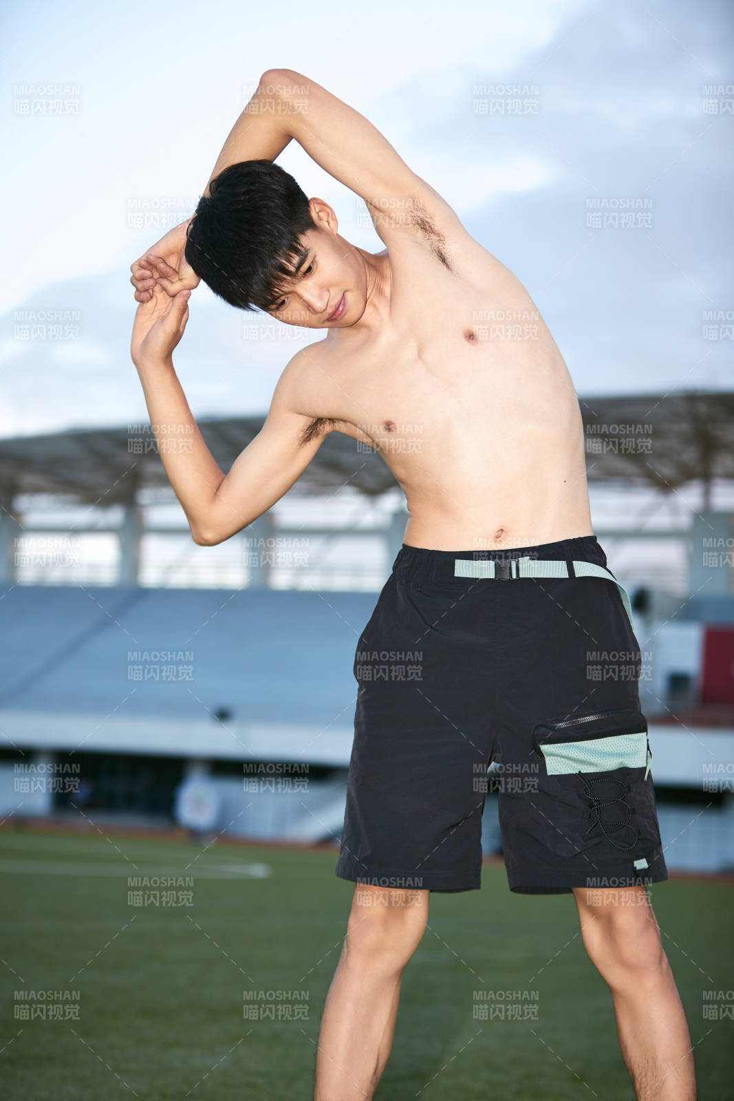 戶外足球場上休息熱身的運動員