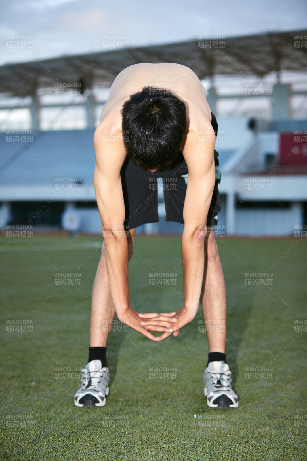 戶外足球場上休息熱身的運動員