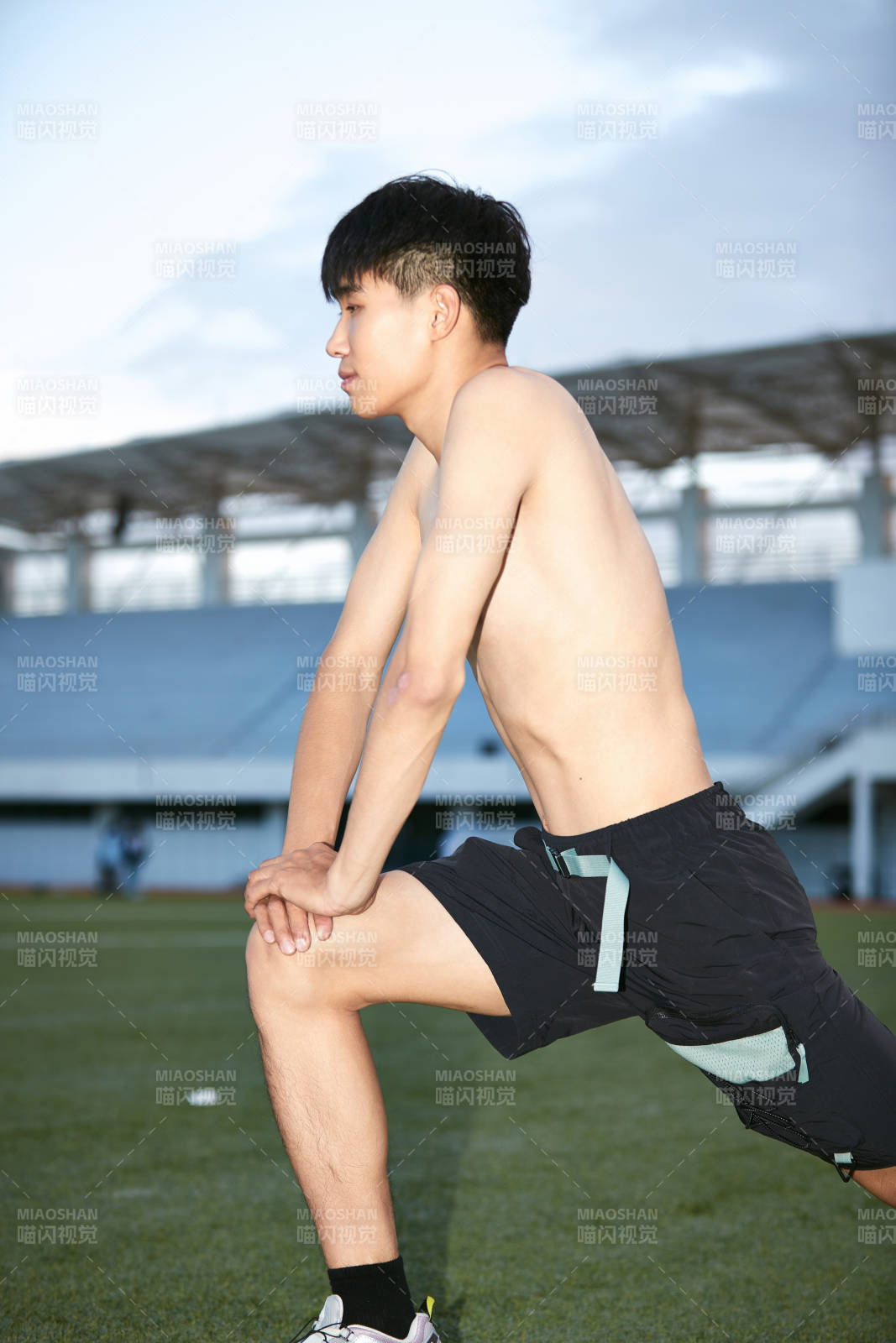 戶外足球場上休息熱身的運動員