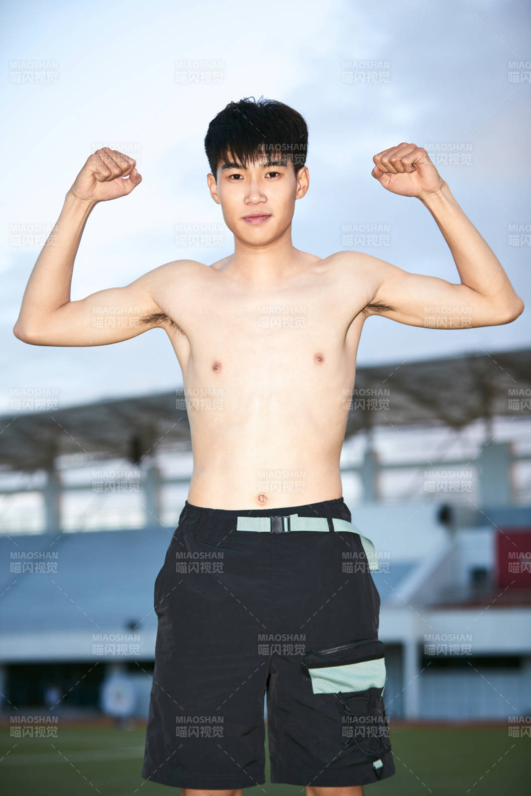 戶外足球場上休息熱身的運(yùn)動員