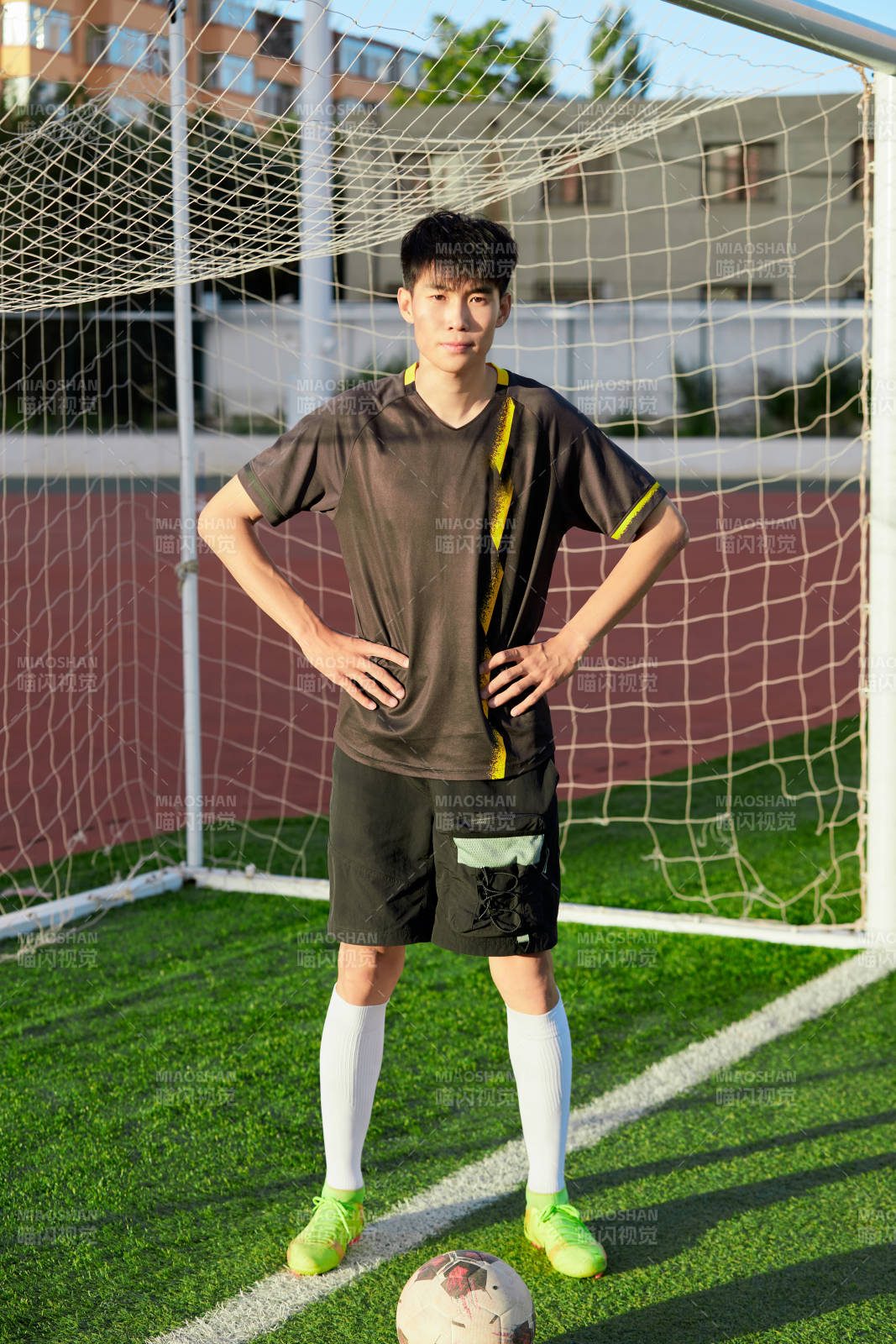 戶(hù)外足球場(chǎng)上踢足球的運(yùn)動(dòng)員