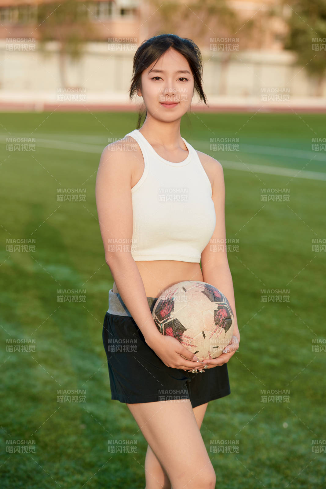 綠茵場上的快樂的足球寶貝