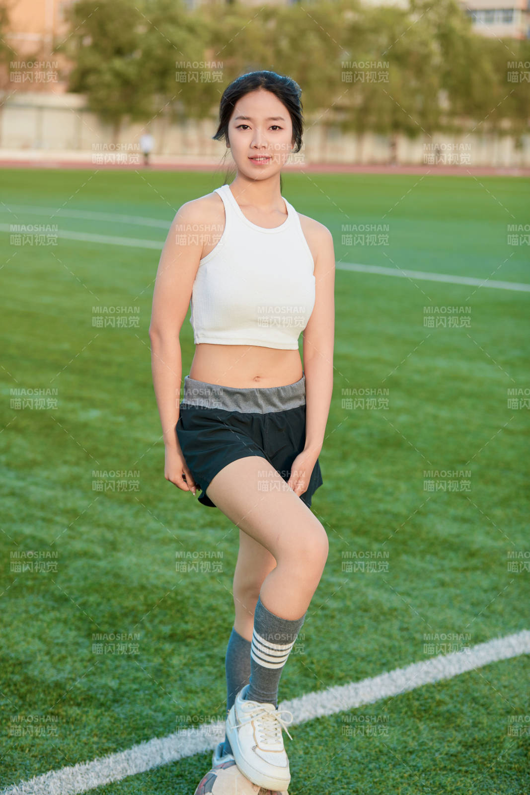 綠茵場(chǎng)上的快樂(lè)的足球?qū)氊?>
      </div>
      <div   id=