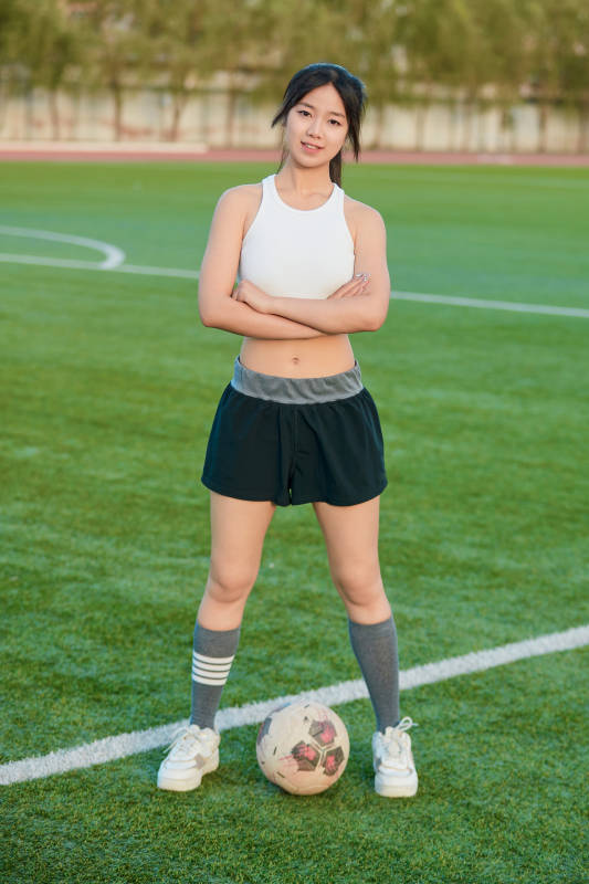 绿茵场上的快乐的足球宝贝