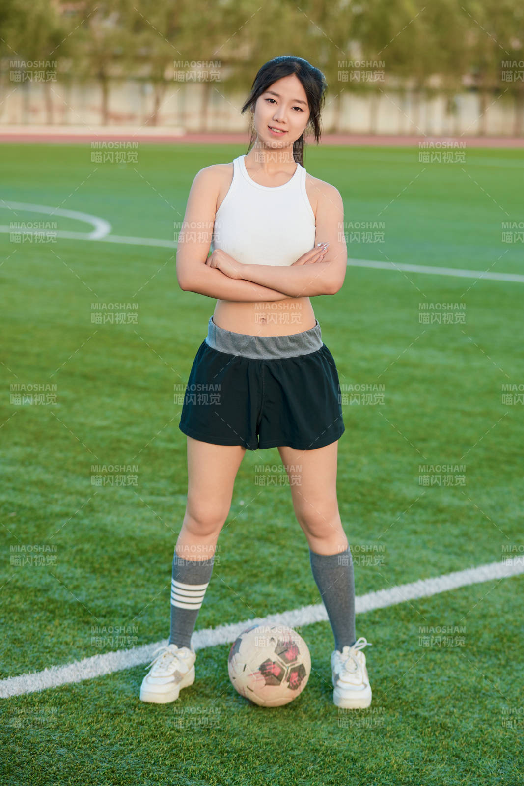 绿茵场上的快乐的足球宝贝