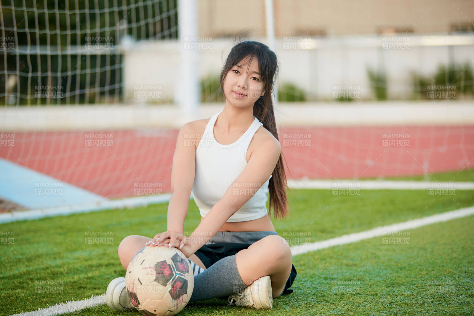 綠茵場上的快樂的足球寶貝