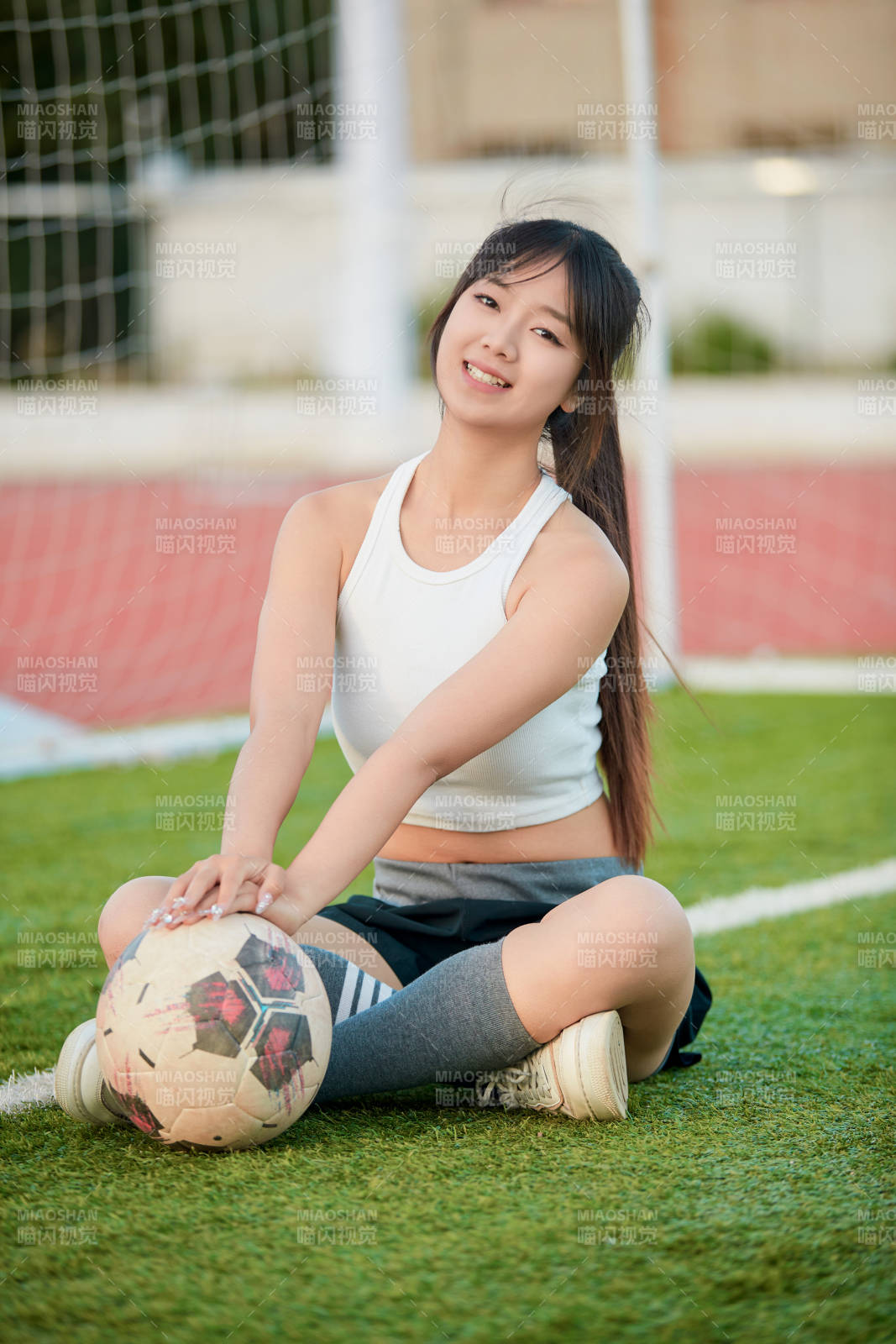 绿茵场上的快乐的足球宝贝