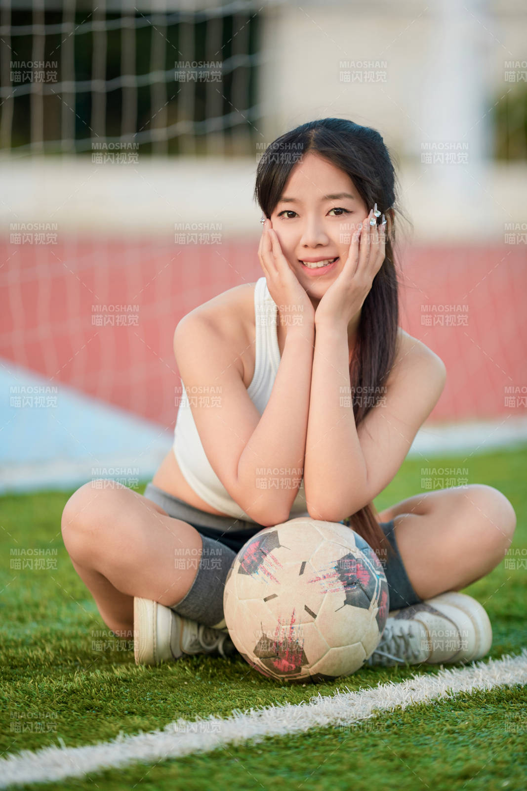 绿茵场上的快乐的足球宝贝