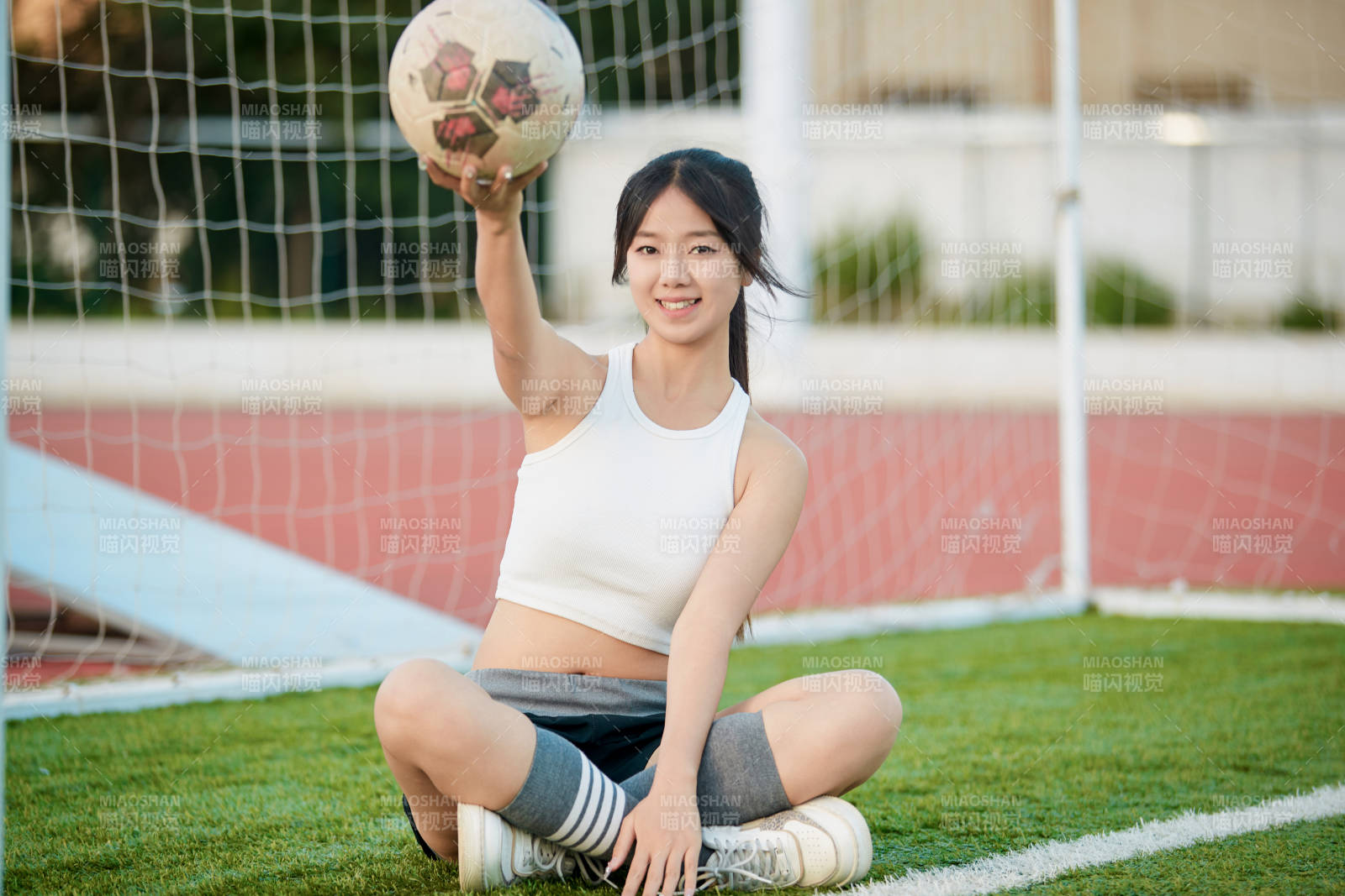 绿茵场上的快乐的足球宝贝