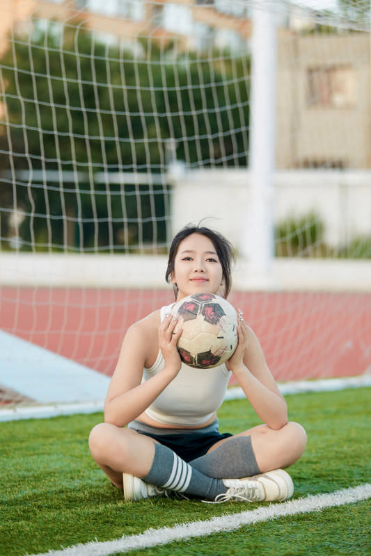 绿茵场上的快乐的足球宝贝