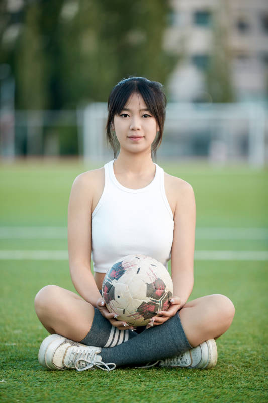 绿茵场上的快乐的足球宝贝