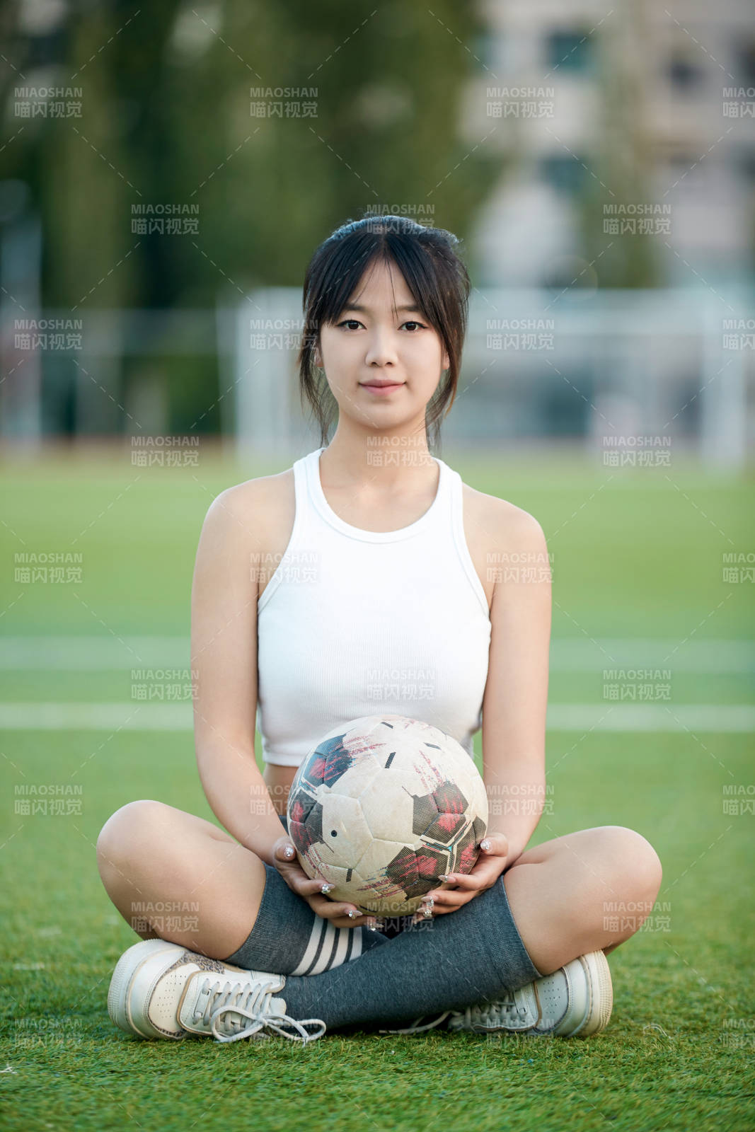 绿茵场上的快乐的足球宝贝