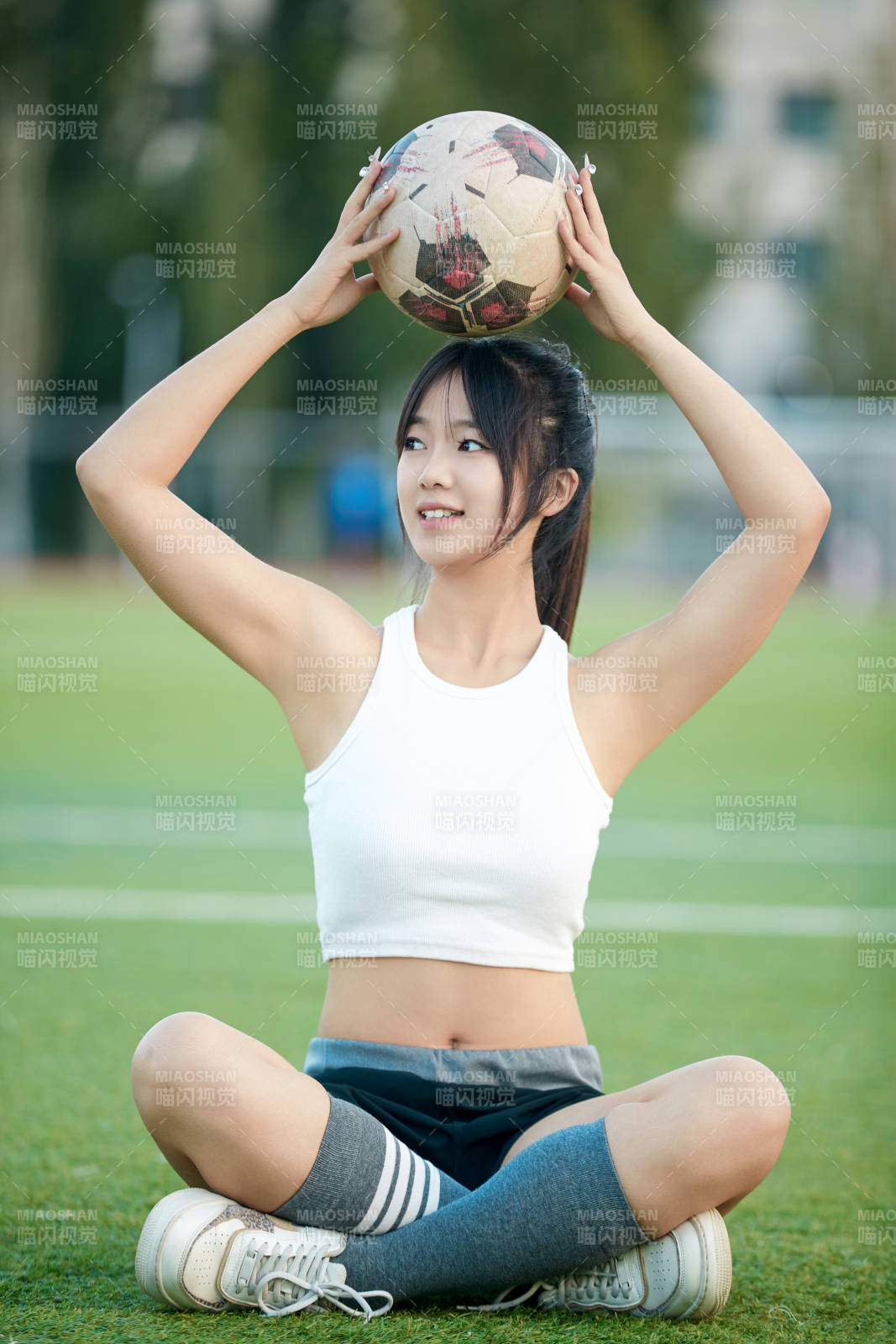 綠茵場上的快樂的足球寶貝