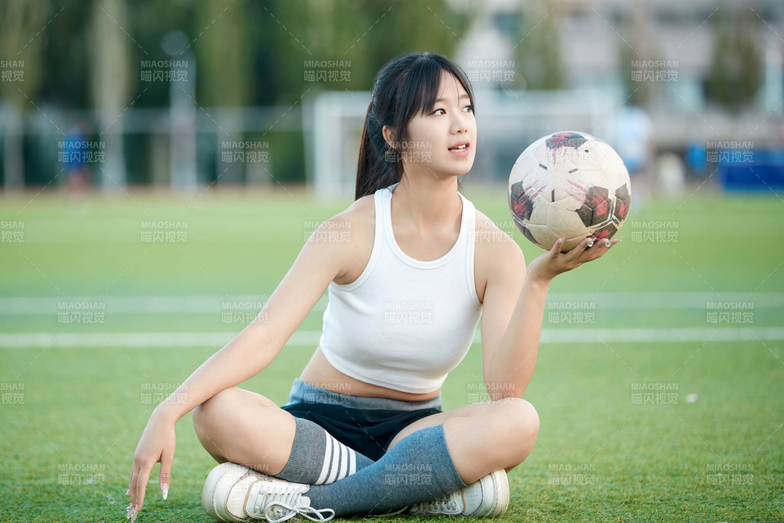 绿茵场上的快乐的足球宝贝