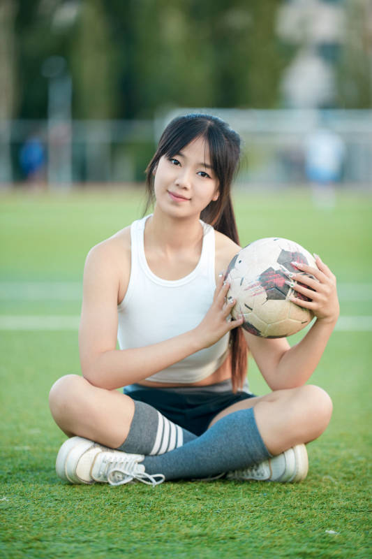 绿茵场上的快乐的足球宝贝