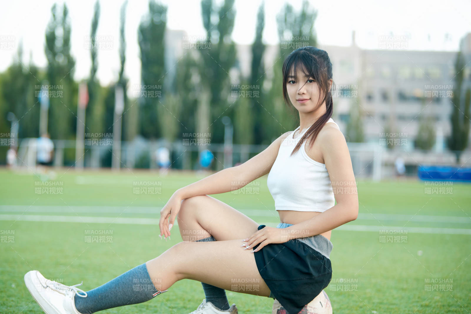 綠茵場上的快樂的足球寶貝