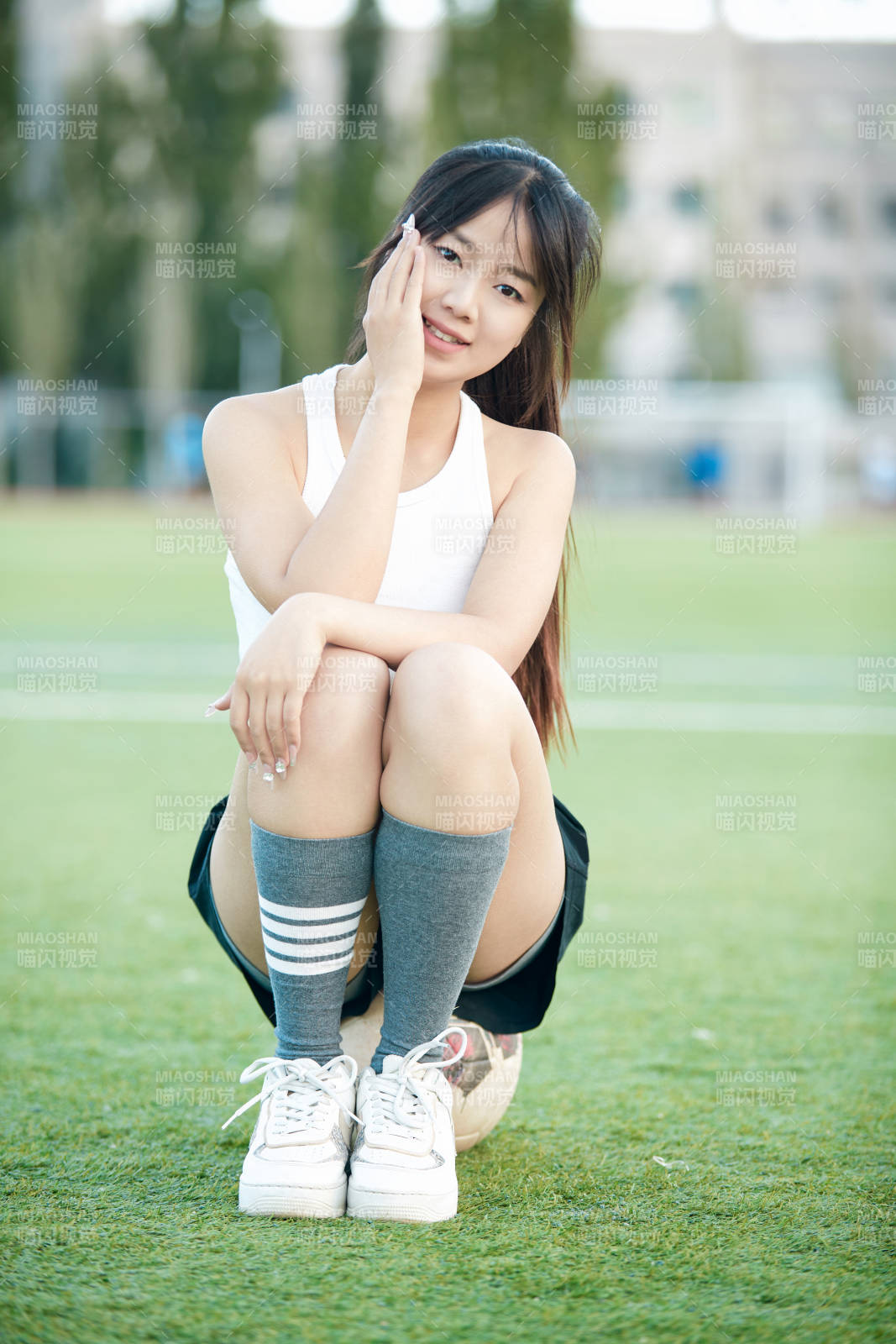 绿茵场上的快乐的足球宝贝