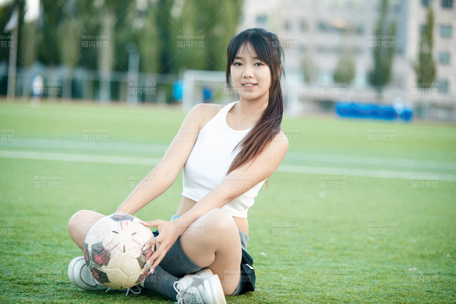 綠茵場上的快樂的足球寶貝