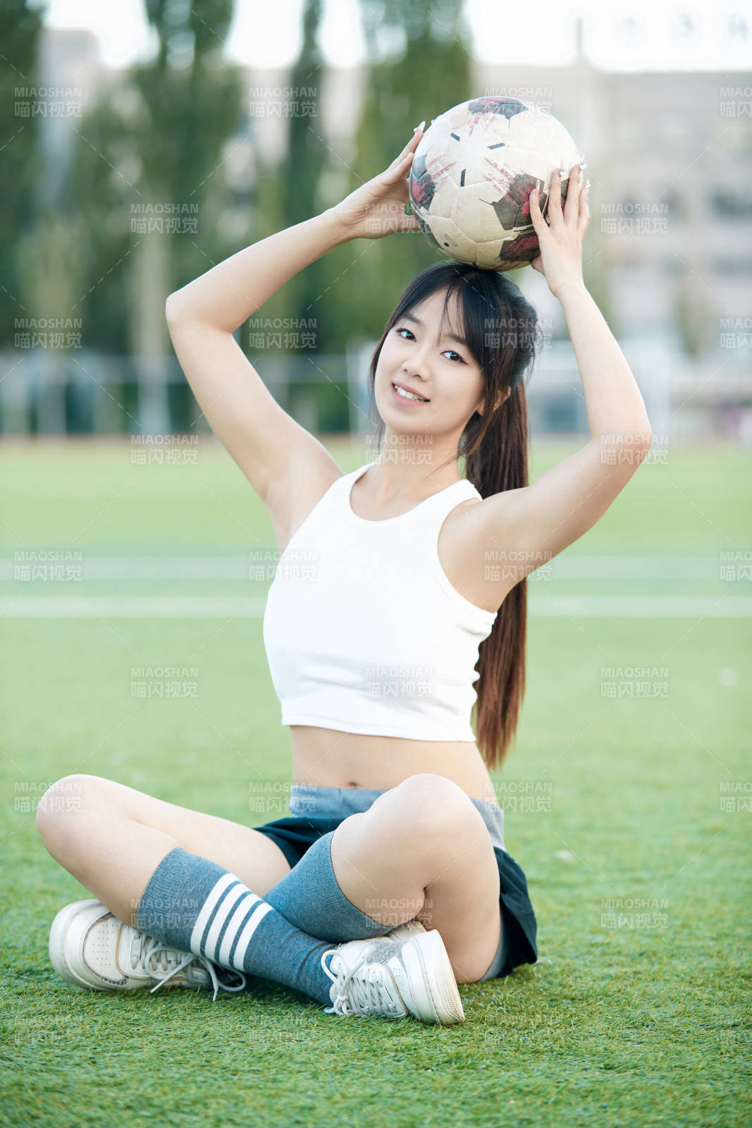 绿茵场上的快乐的足球宝贝