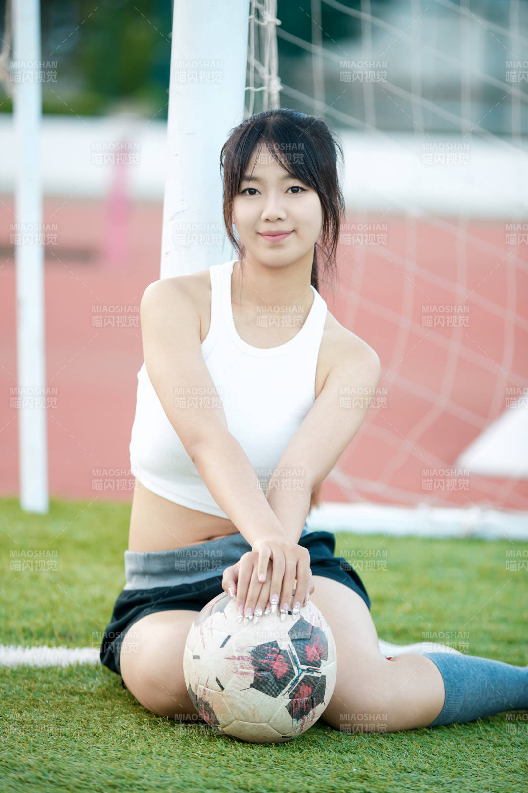 綠茵場上的快樂的足球寶貝