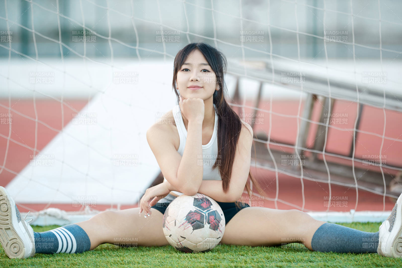 綠茵場(chǎng)上的快樂(lè)的足球?qū)氊?>
      </div>
      <div   id=