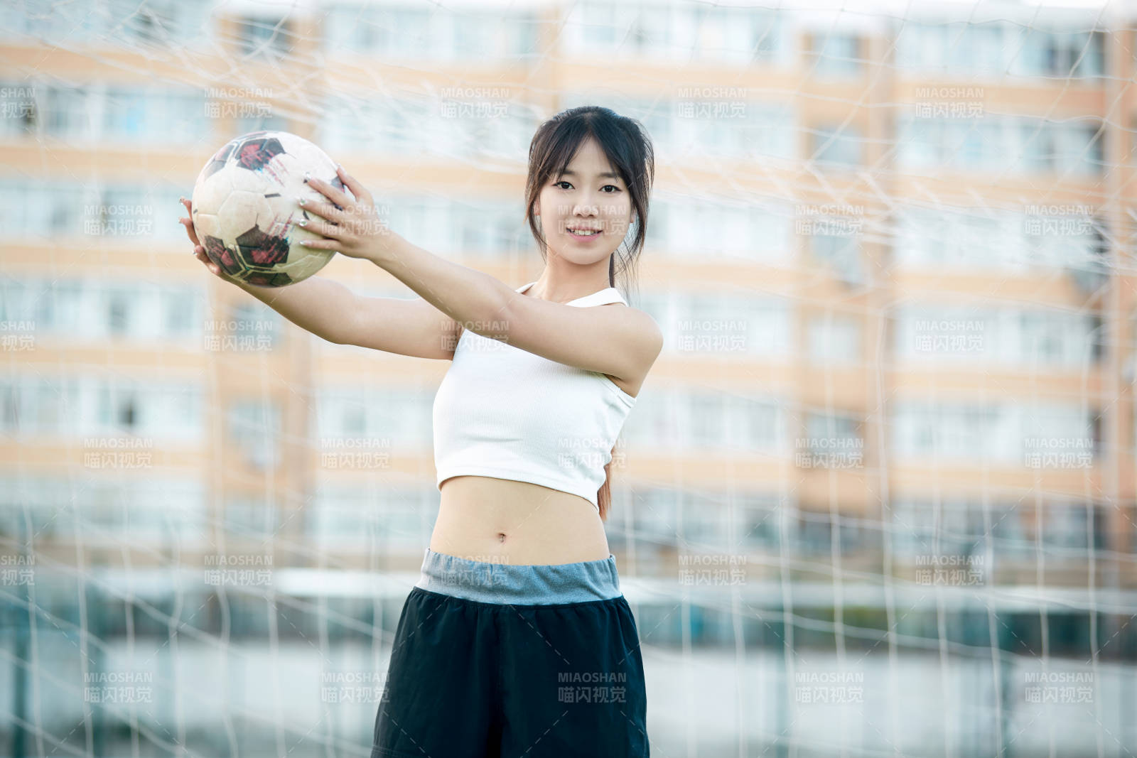 綠茵場上的快樂的足球寶貝