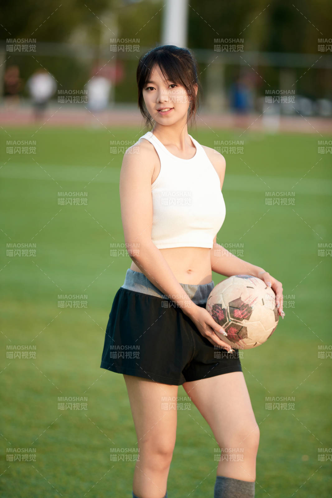 綠茵場上的快樂的足球寶貝