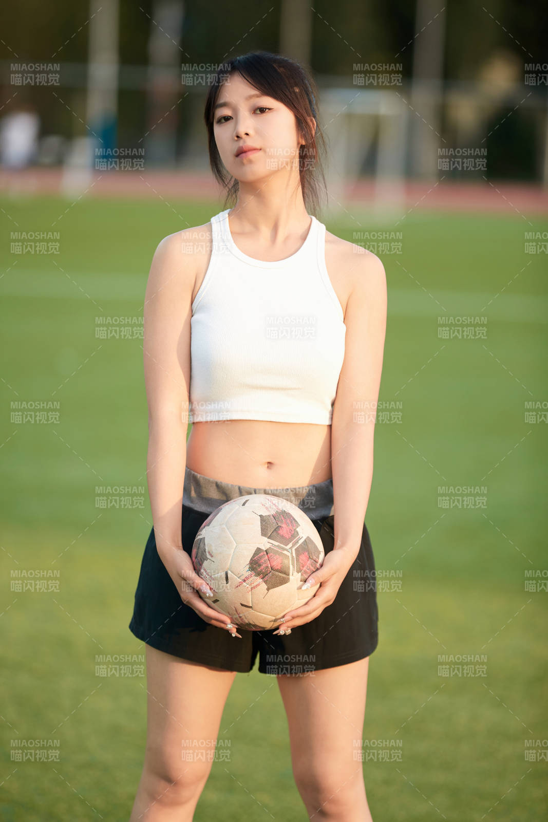 綠茵場上的快樂的足球寶貝