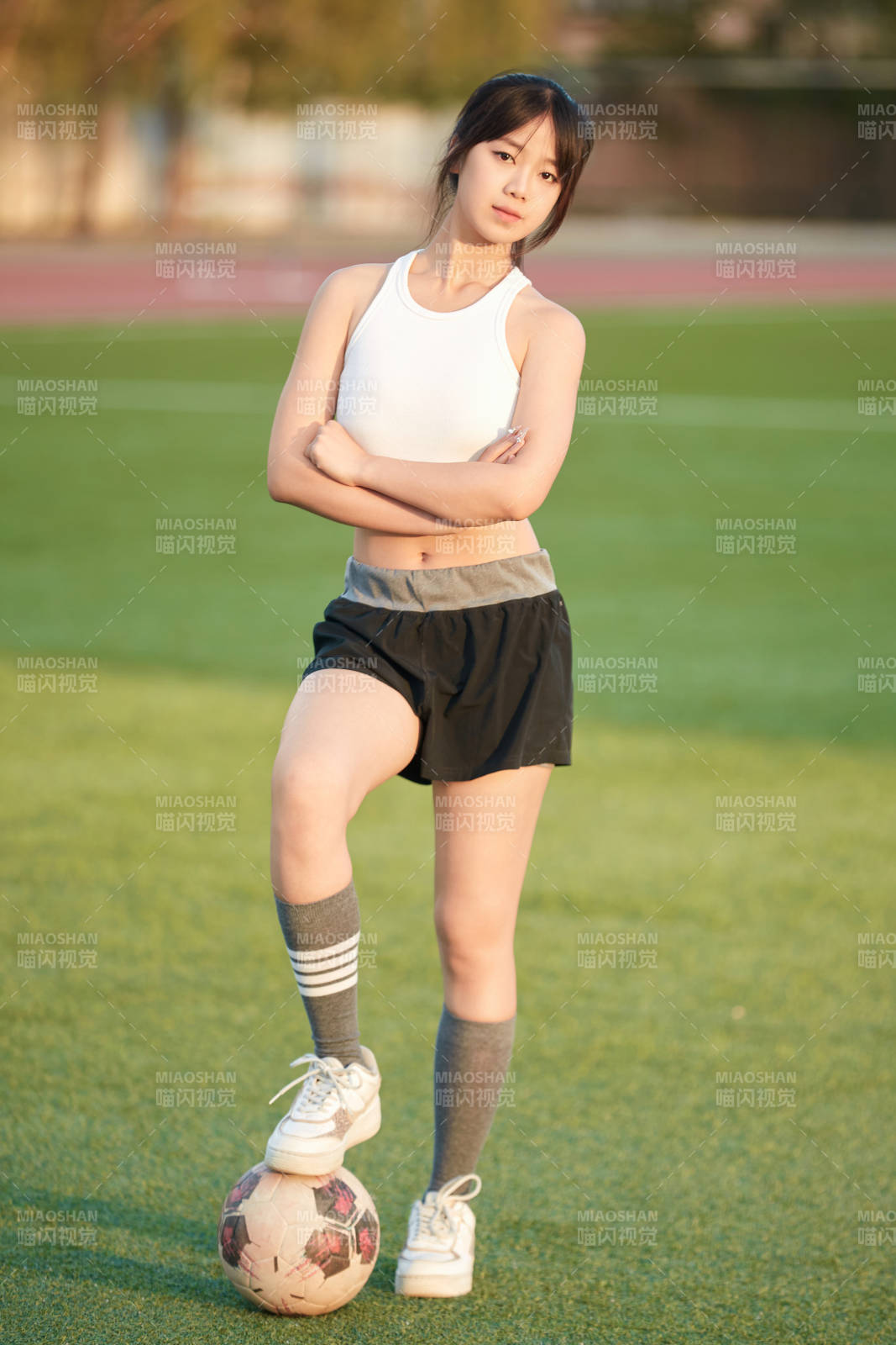 綠茵場上的快樂的足球寶貝