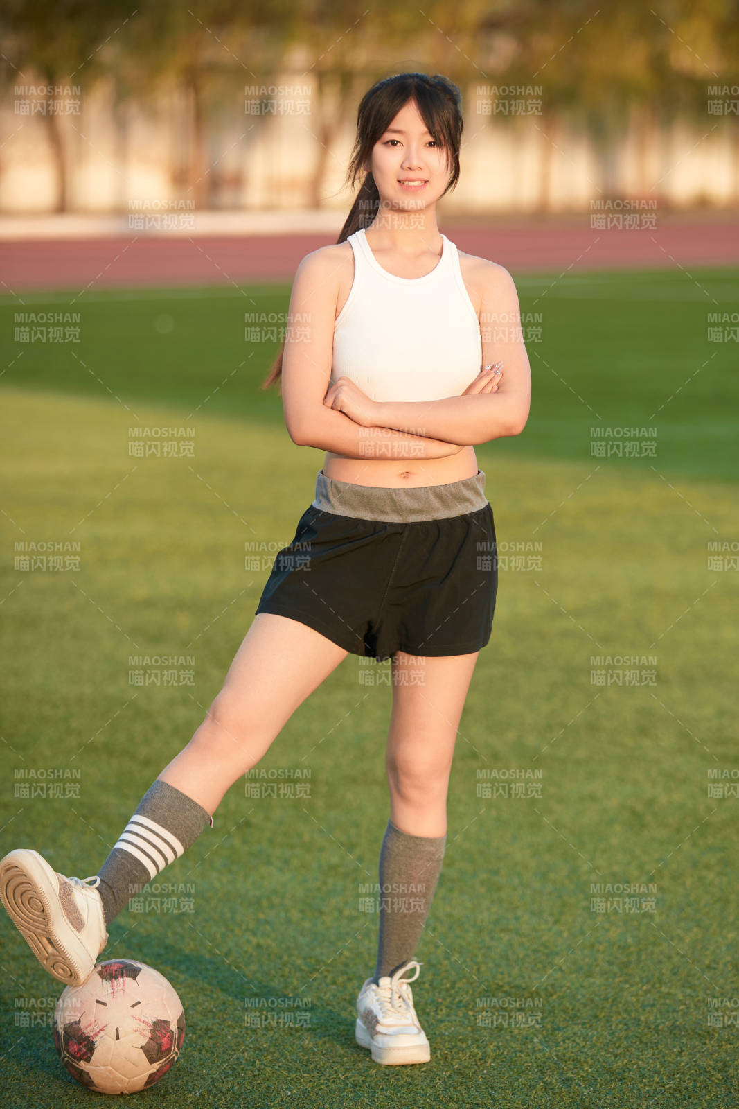 綠茵場上的快樂的足球寶貝