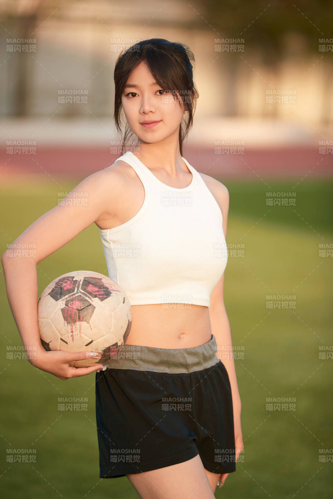 綠茵場上的快樂的足球寶貝