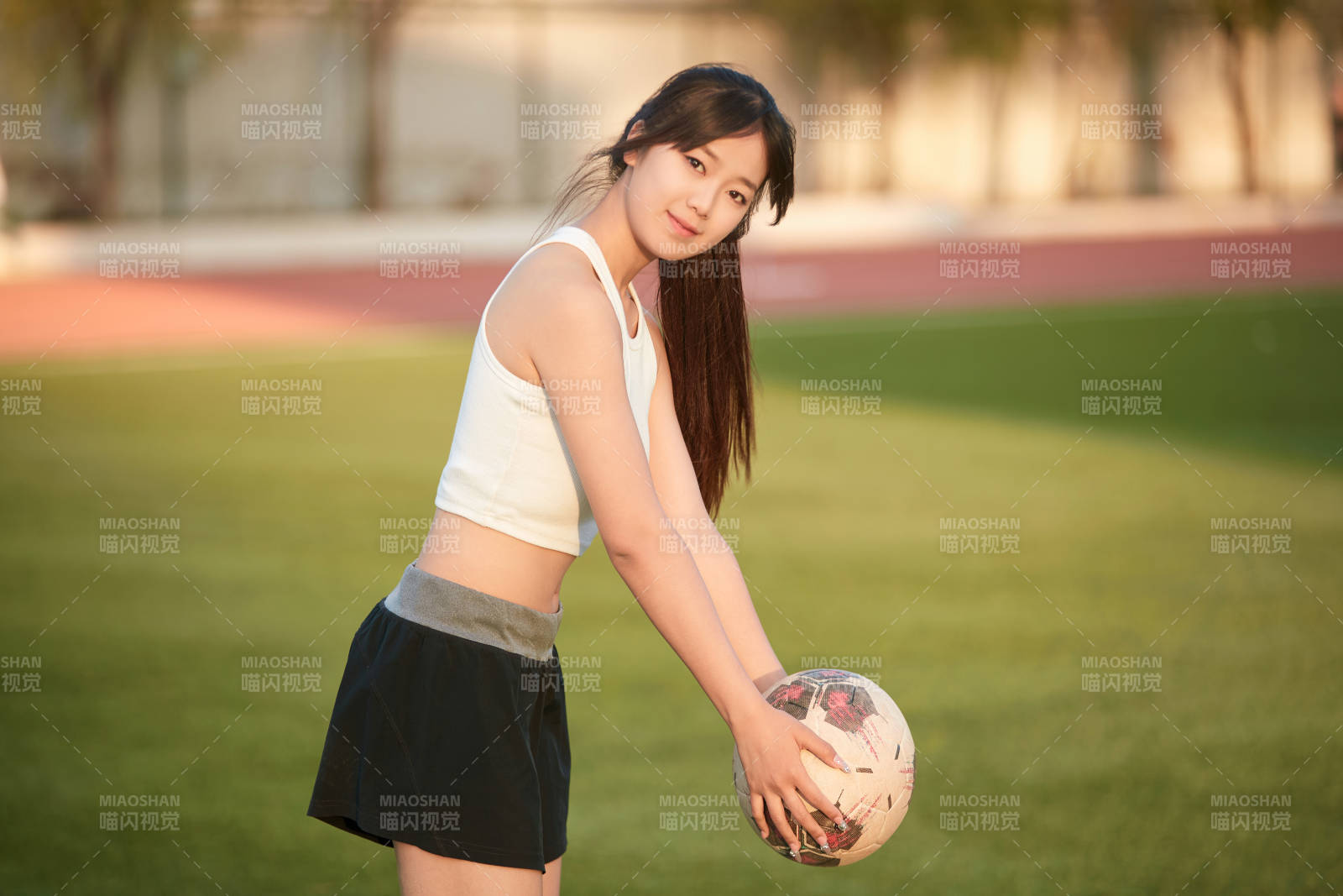 綠茵場上的快樂的足球?qū)氊?>
      </div>
      <div   id=