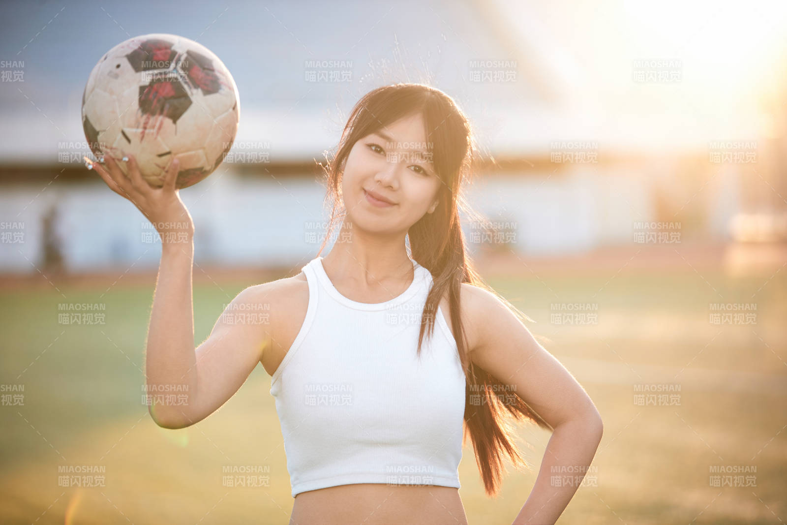 綠茵場(chǎng)上的快樂的足球?qū)氊?>
      </div>
      <div   id=